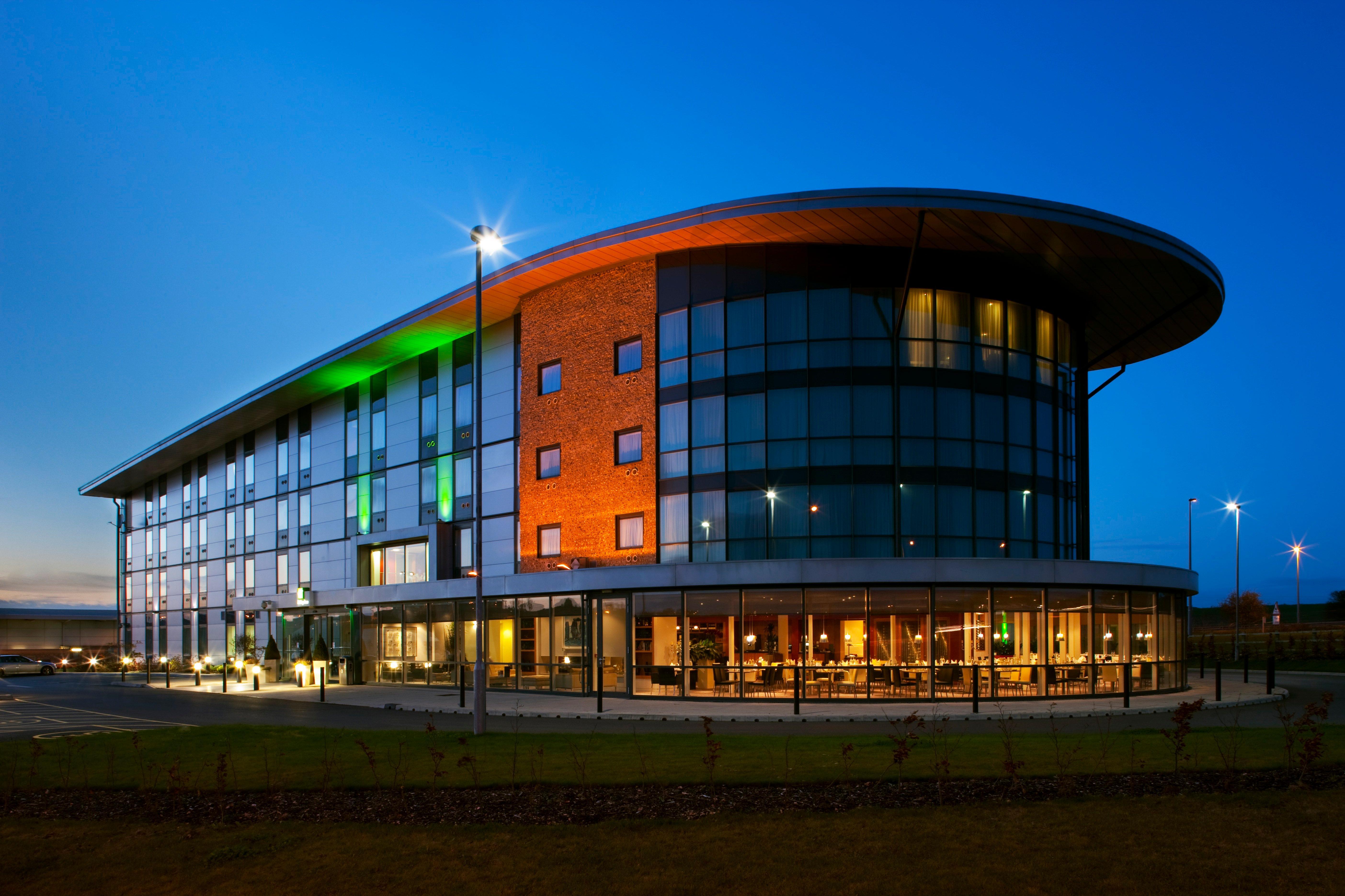 Holiday Inn Salisbury - Stonehenge, An Ihg Hotel Еймсбъри Екстериор снимка